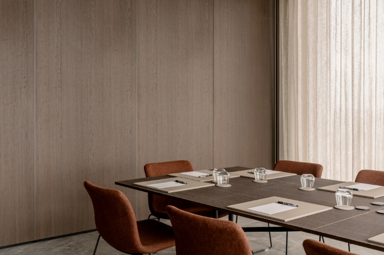 Biofiel design: Onze Master Oak-collectie straalt de warmte en authenticiteit van echt hout uit, met gedetailleerde nerven, diepte en tinten die interieurs tot leven brengen. 